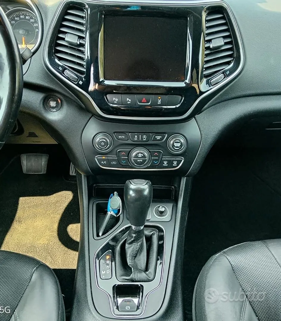 Jeep Cherokee 2019 photo 2