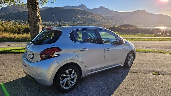 Peugeot 208 2015 photo 4