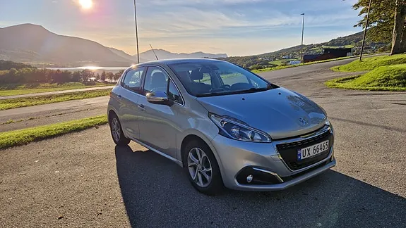 Peugeot 208 2015 photo 2