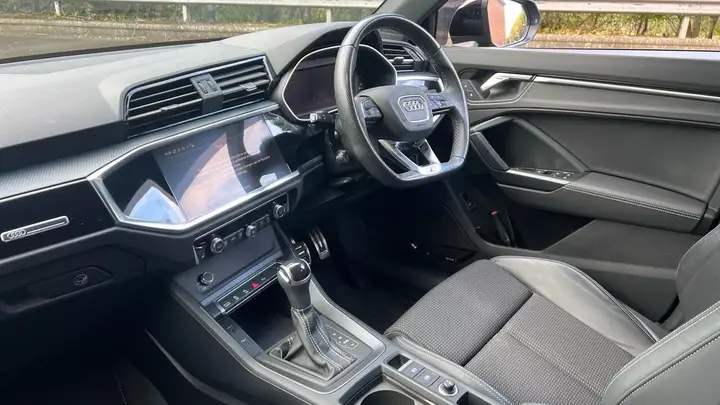 Audi Q3 2023 photo 2