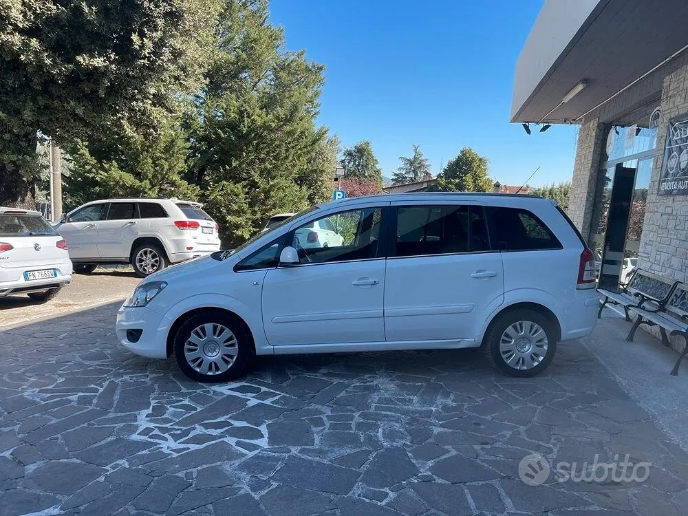 Opel Zafira 2012 photo 2