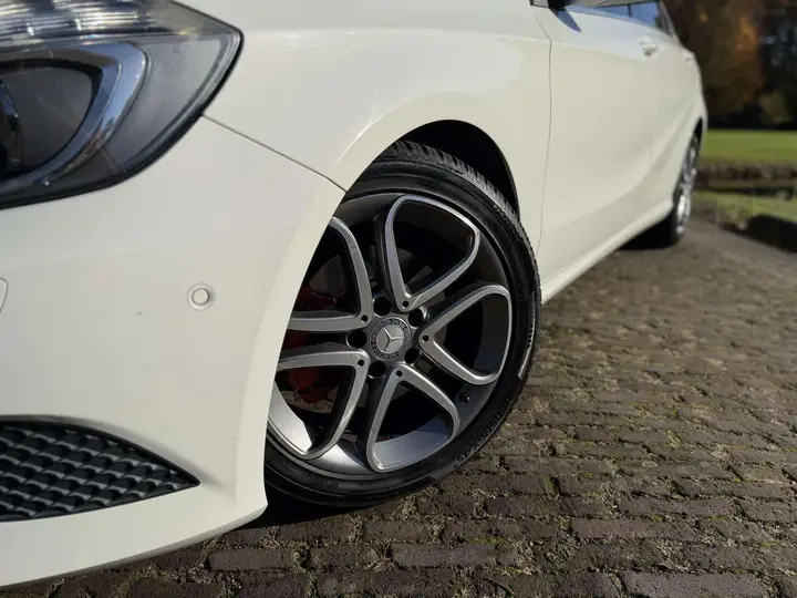 Mercedes-Benz A 180 2015 photo 2