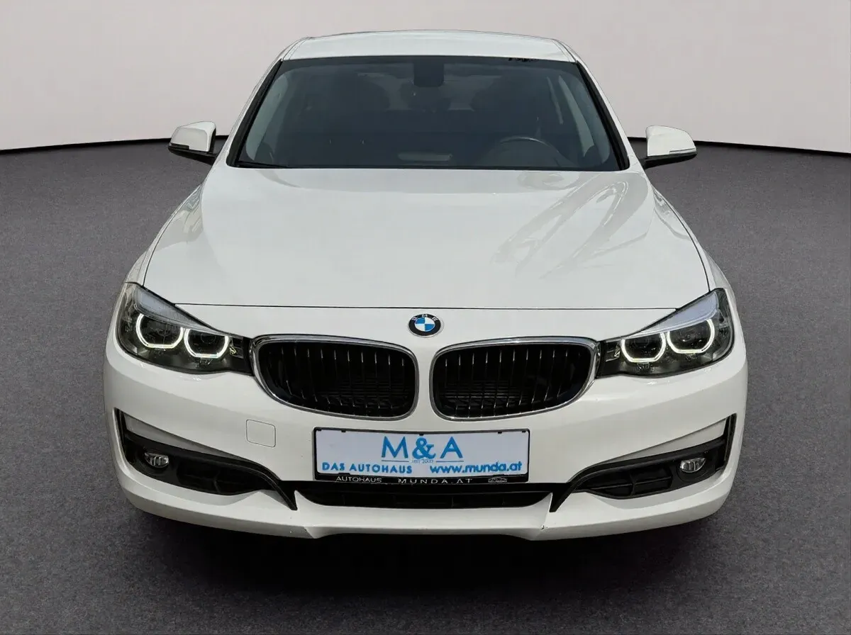 BMW 3 Series 2020 photo 2