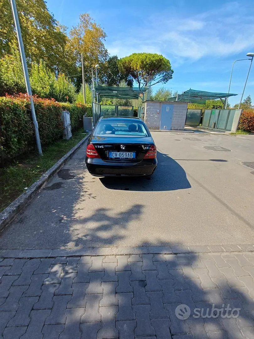 Mercedes-Benz C-Class 2004 photo 2