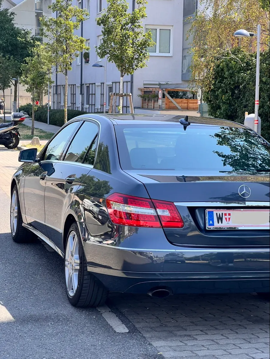 Mercedes-Benz E-Class 2011 photo 2