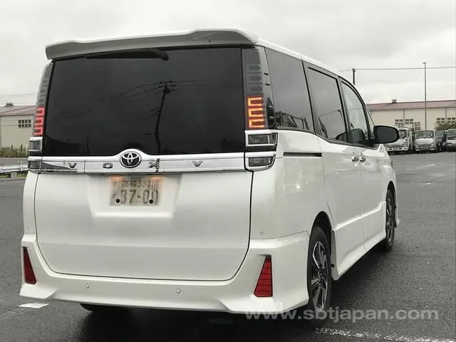 Toyota Voxy 2021 photo 4
