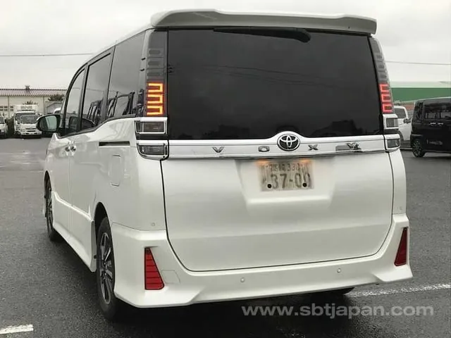 Toyota Voxy 2021 photo 3