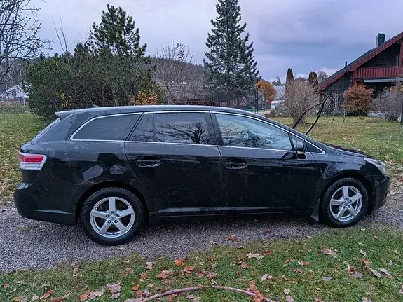Toyota Avensis 2011 photo 2