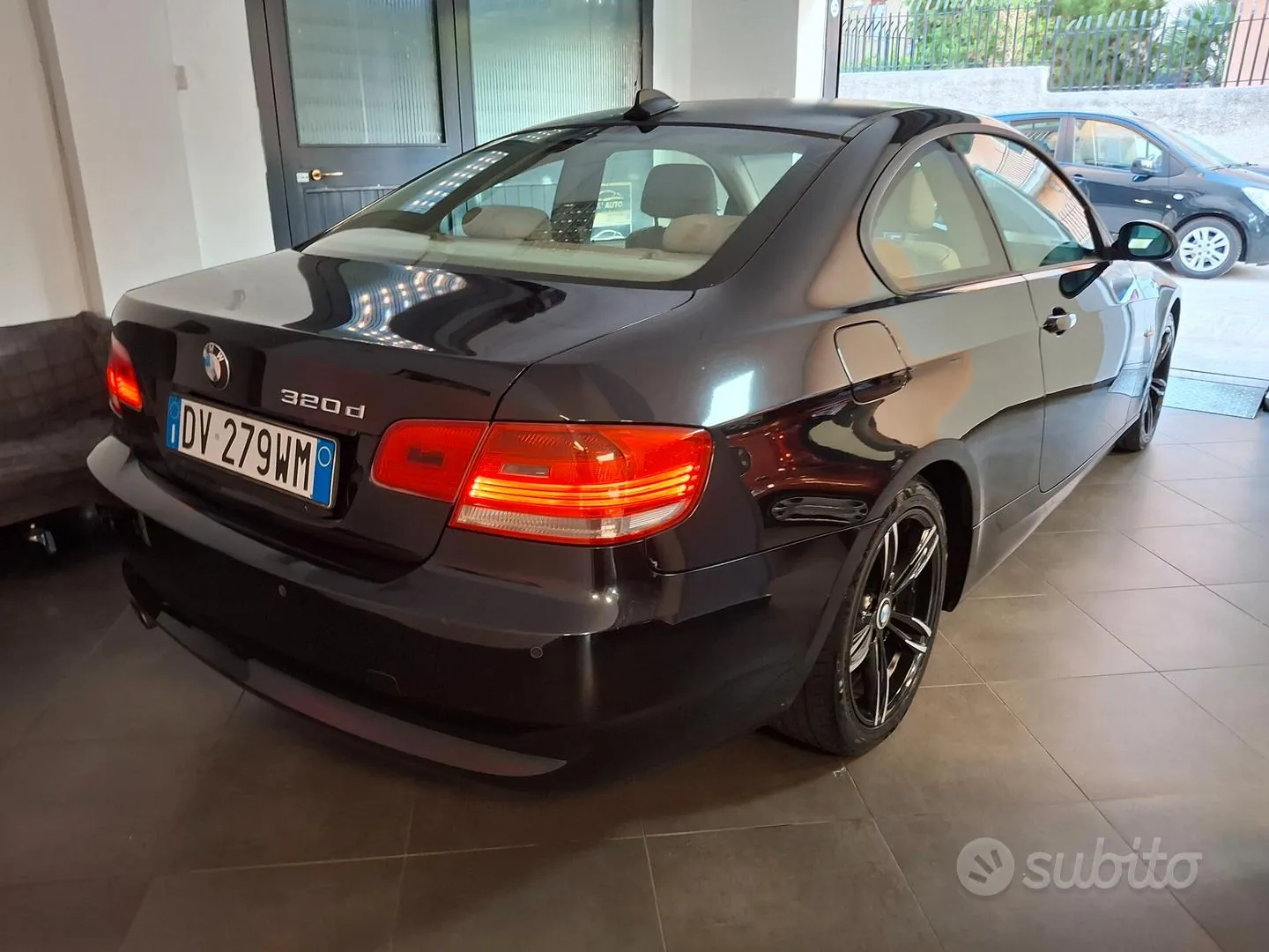 BMW 3 Series 2009 photo 2