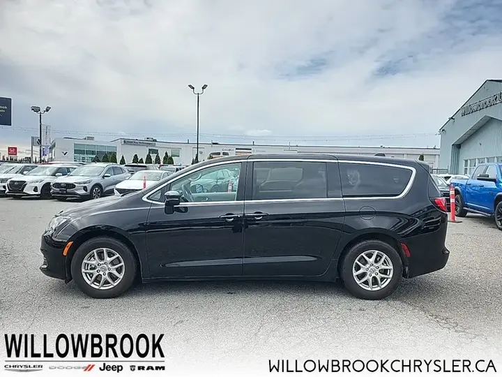 Chrysler Grand Caravan 2024 photo 2