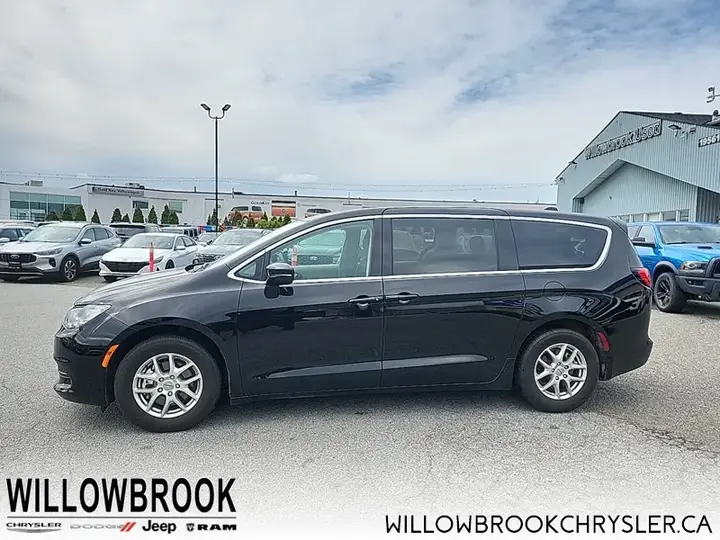 Chrysler Grand Caravan 2024 photo 3