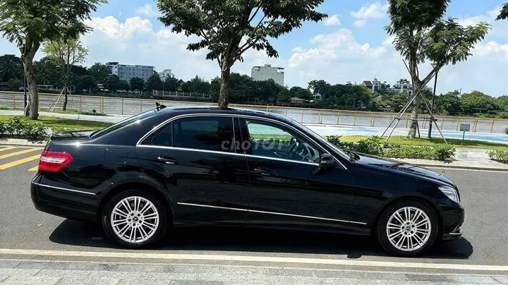 Mercedes-Benz E-Class 2011 photo 2