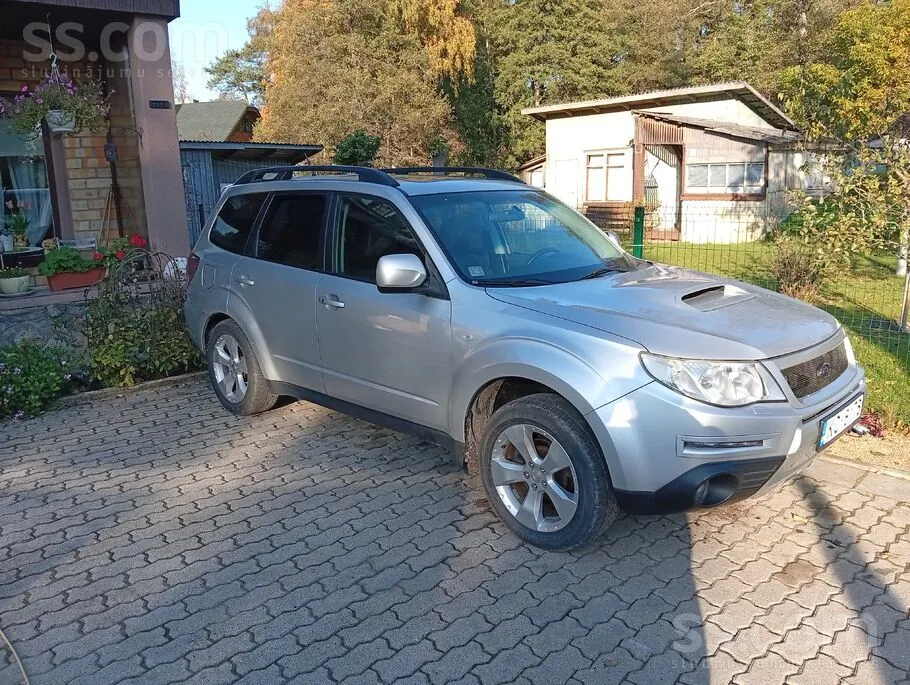 Subaru Forester 2010 photo 2