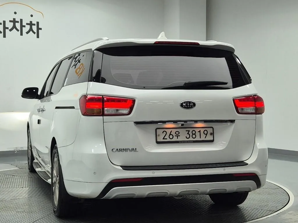 Kia Carnival 2015 photo 2