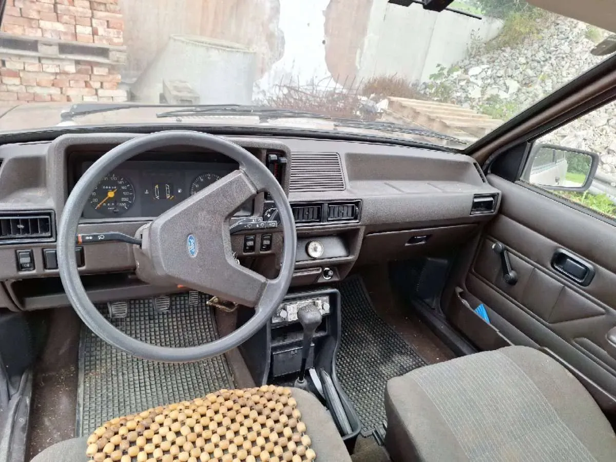 Ford Escort 1983 photo 3