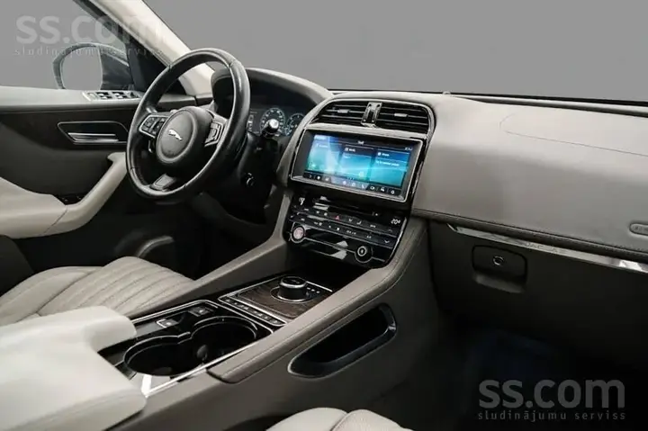 Jaguar F-Pace 2016 photo 5