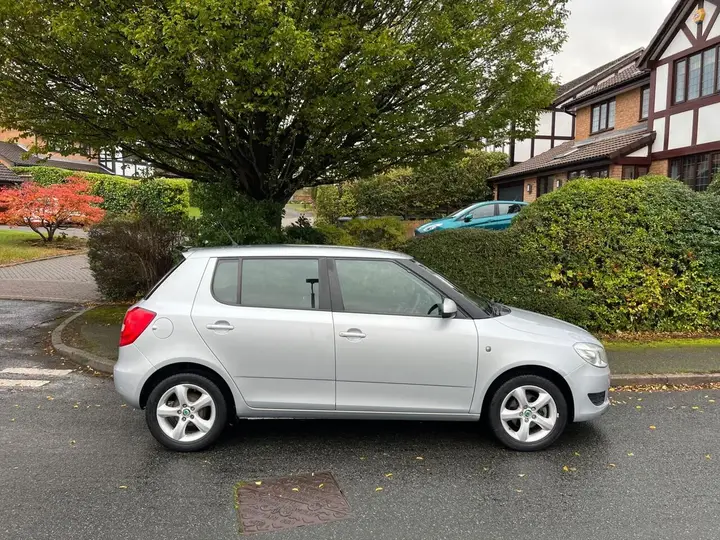 Skoda Fabia 2012 photo 2