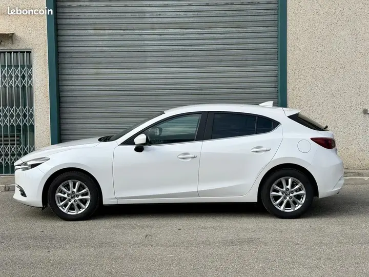 Mazda Mazda3 2018 photo 3