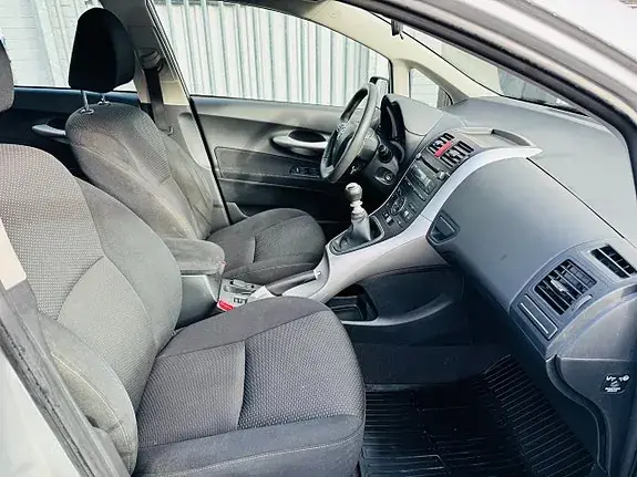 Toyota Auris 2012 photo 5