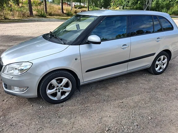Skoda Fabia 2012 photo 3