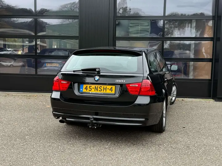 BMW 318I 2010 photo 2