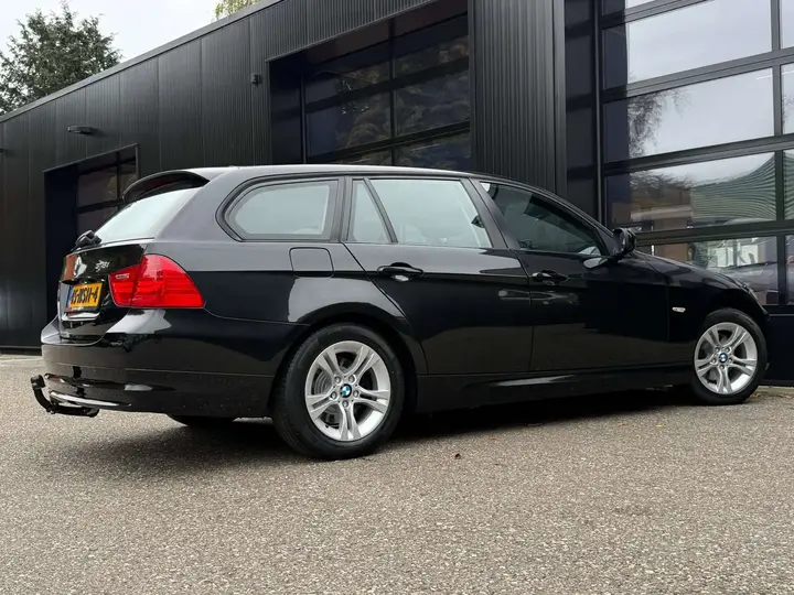 BMW 318I 2010 photo 3