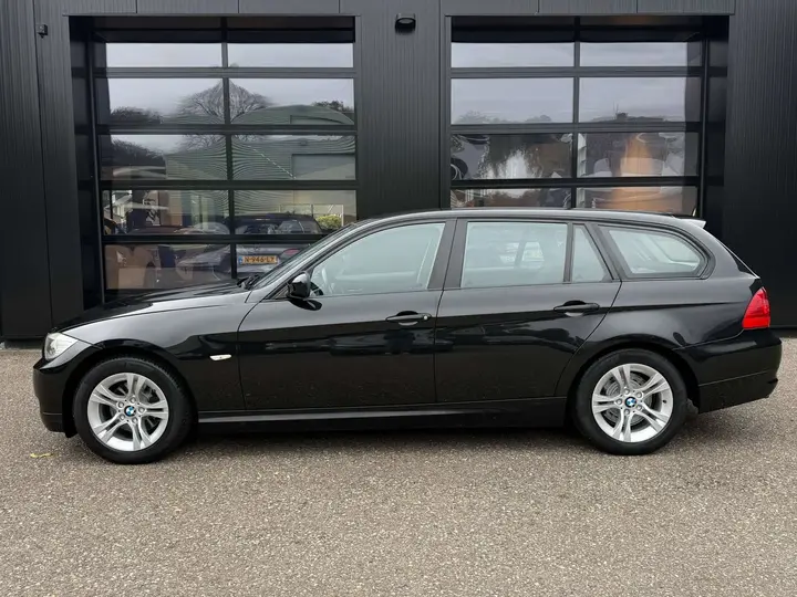 BMW 318I 2010 photo 4