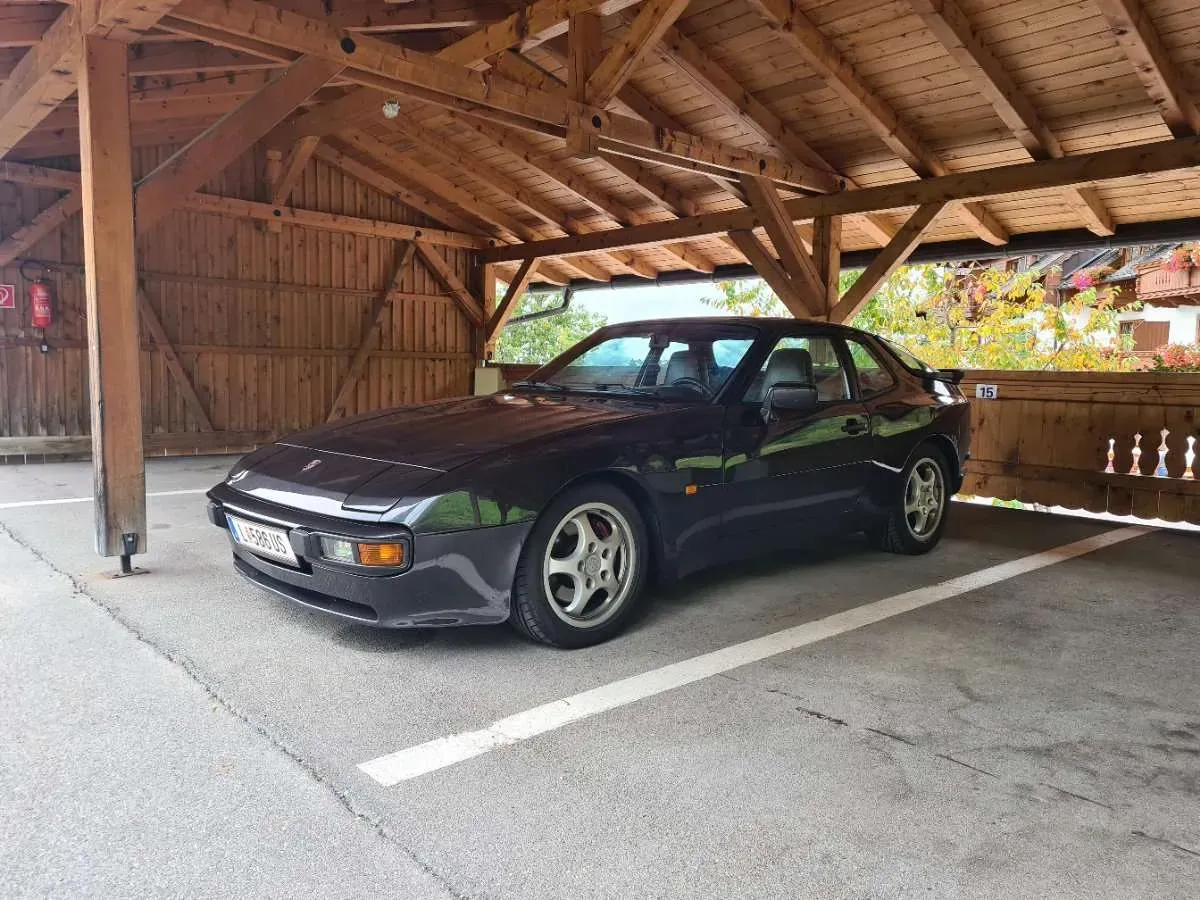 Porsche 944