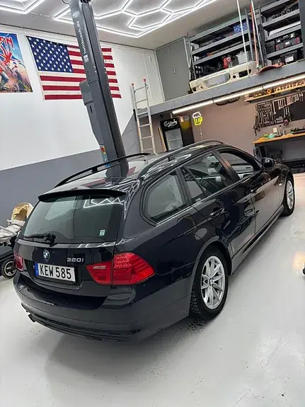 BMW 320I 2010 photo 3
