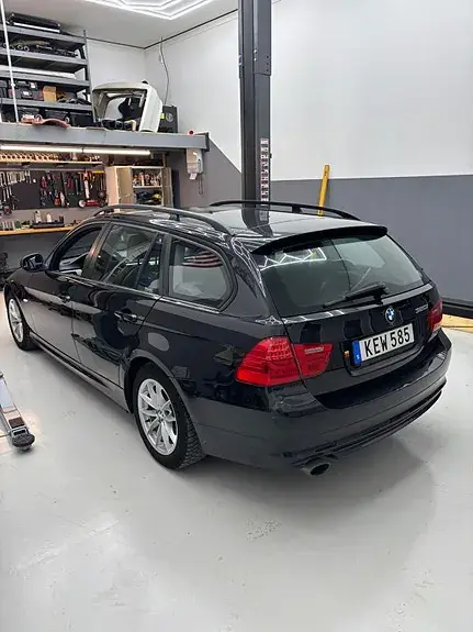 BMW 320I 2010 photo 4