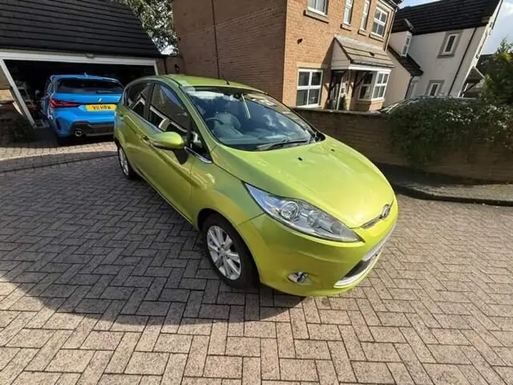 Ford Fiesta 2011 photo 2