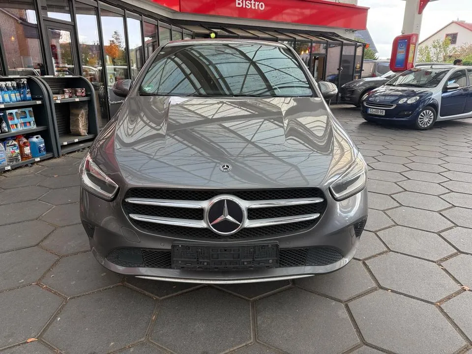 Mercedes-Benz B 180