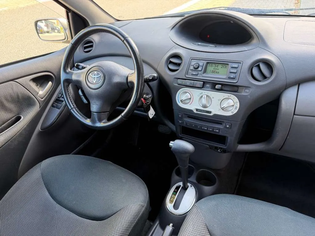 Toyota Yaris 2004 photo 2