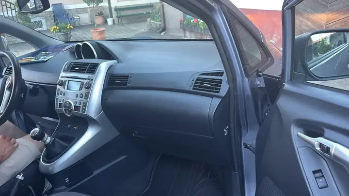 Toyota Verso 2010 photo 3