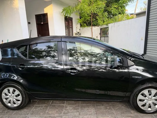 Toyota Aqua 2013 photo 2