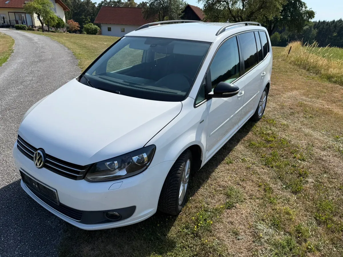 Volkswagen Touran 2012 photo 3