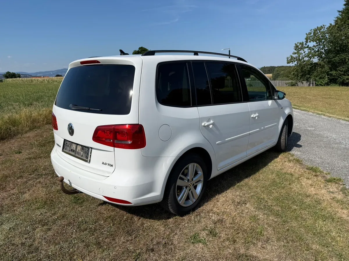 Volkswagen Touran 2012 photo 2