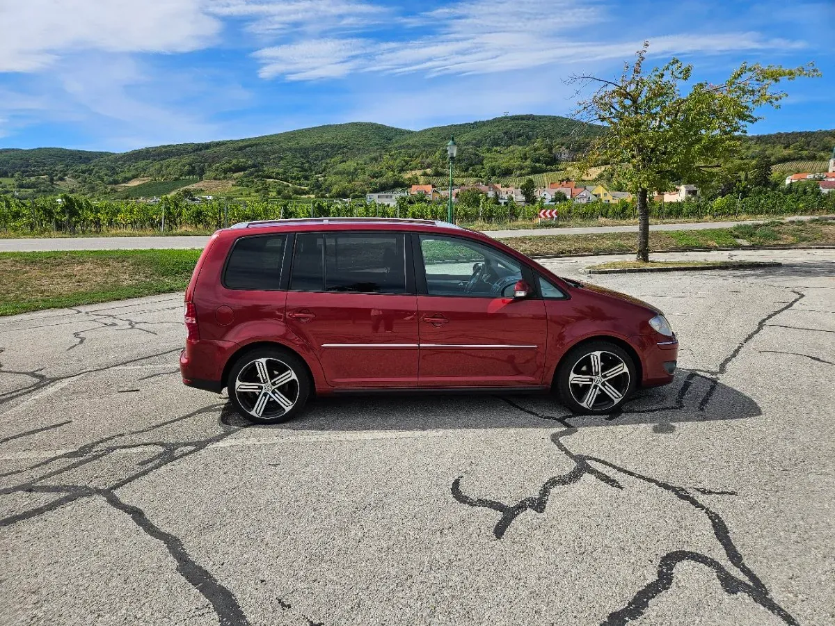 Volkswagen Touran 2008 photo 2