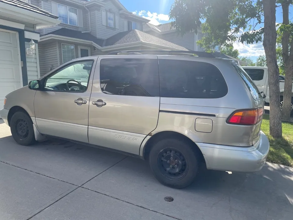 Toyota Sienna 2000 photo 2