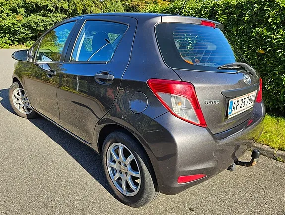 Toyota Yaris 2013 photo 2