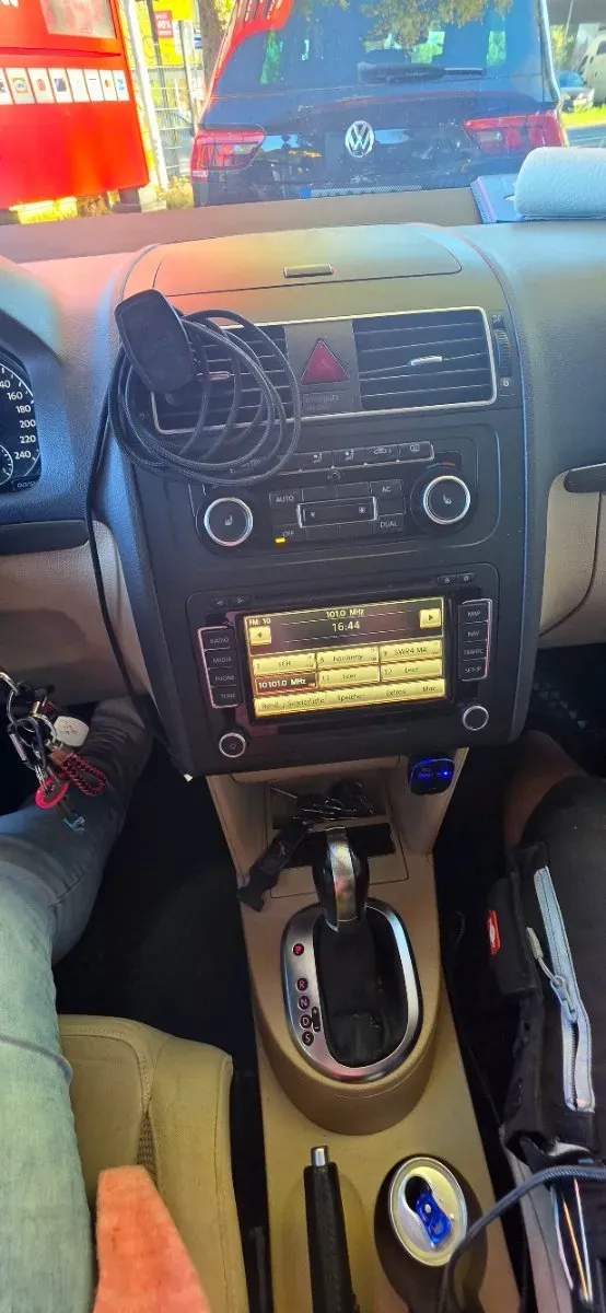 Volkswagen Touran 2011 photo 2