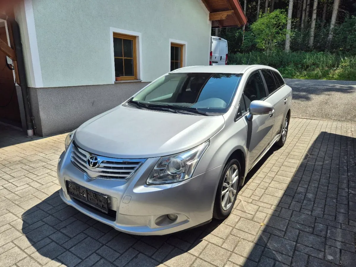 Toyota Avensis 2012 photo 2
