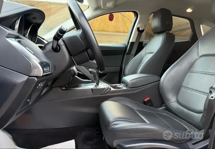 Jaguar E-Pace 2019 photo 3