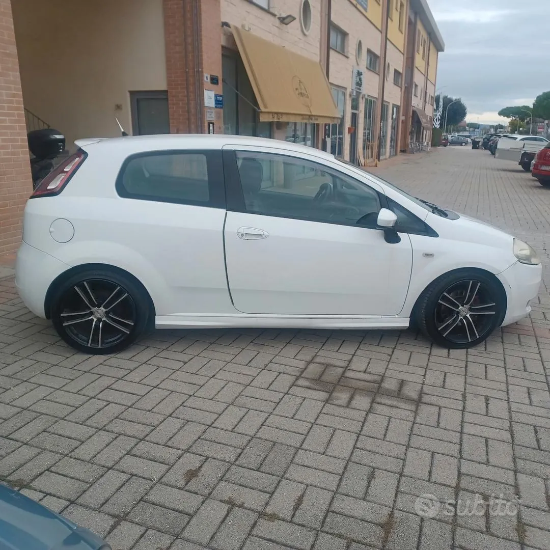 Fiat Grande Punto 2009 photo 3