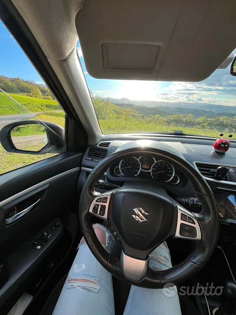 Suzuki Swift 2012 photo 3