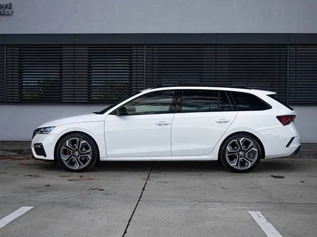 Skoda Octavia Combi 2023 photo 2
