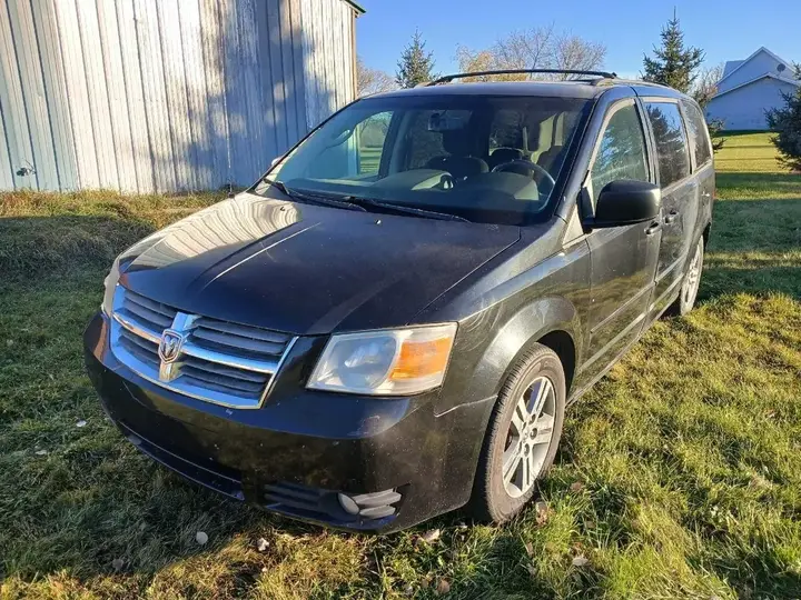 Dodge Grand Caravan 2010 photo 2