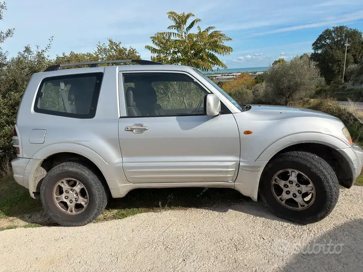 Mitsubishi Pajero 2000 photo 2