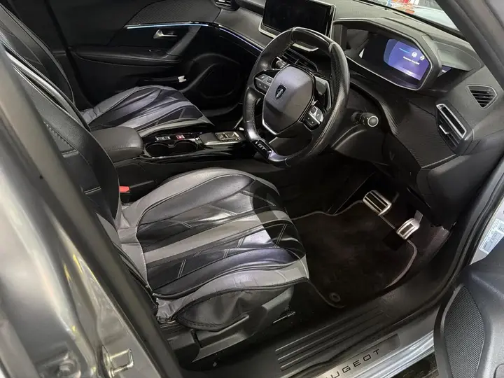 Peugeot E-2008