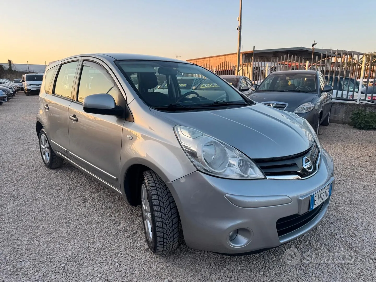 Nissan Note 2011 photo 3